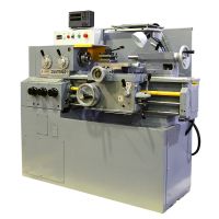 Работа на токарном станке или управление токарным станком